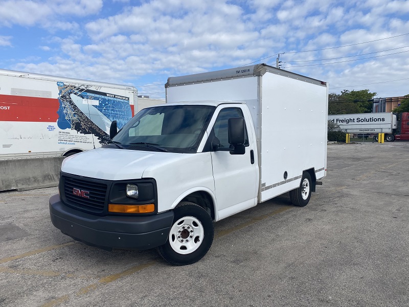 Camión con caja de 10 ft 2011 a la venta en Fort Lauderdale, FL 33312