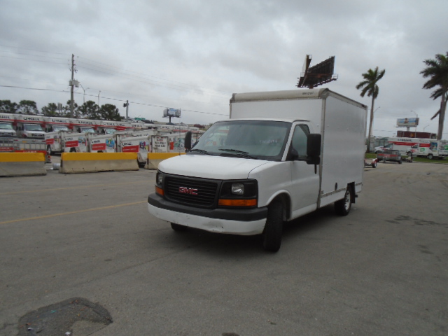 Camion usagé avec fourgon 2012 10 pi à vendre