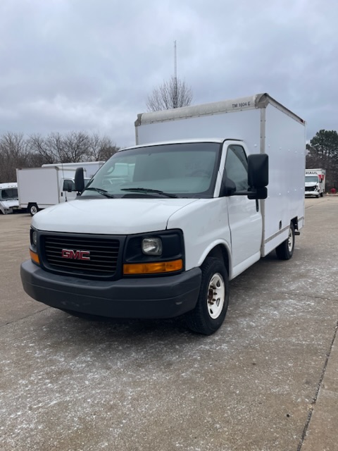 Camion usagé avec fourgon 2013 10 pi à vendre