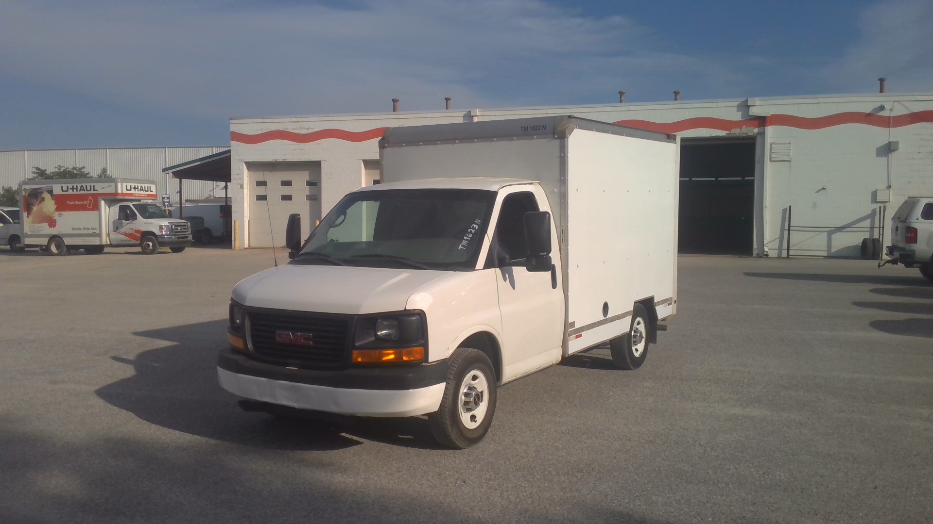 Camión con caja de 201110 ft usado a la venta