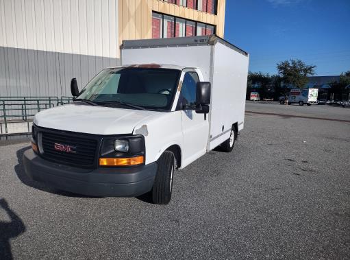 Camion usagé avec fourgon 2012 10 pi à vendre