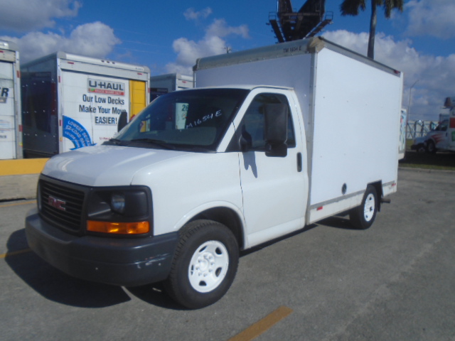 Camion usagé avec fourgon 2013 10 pi à vendre