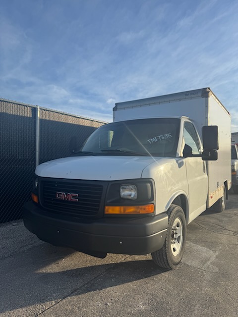 Camion usagé avec fourgon 2013 10 pi à vendre