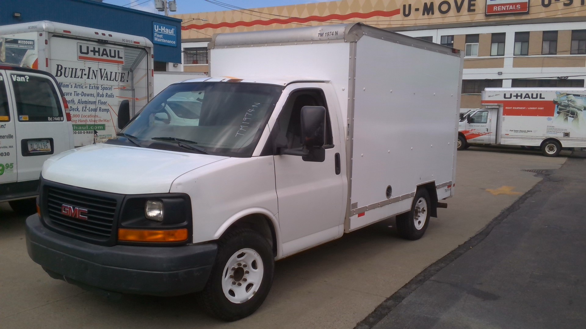 Camion usagé avec fourgon 2011 10 pi à vendre