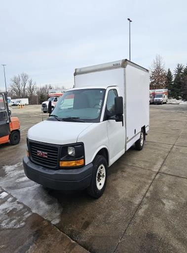 Camion usagé avec fourgon 2013 10 pi à vendre