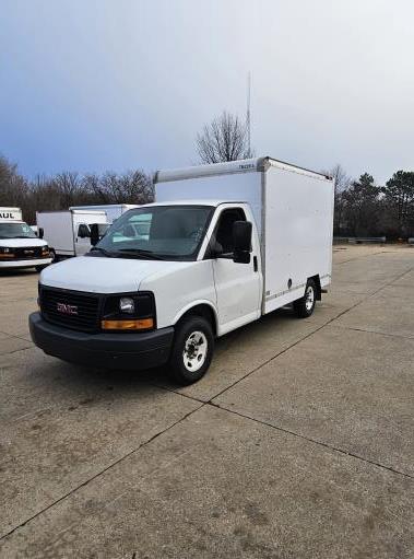 Camion usagé avec fourgon 2013 10 pi à vendre