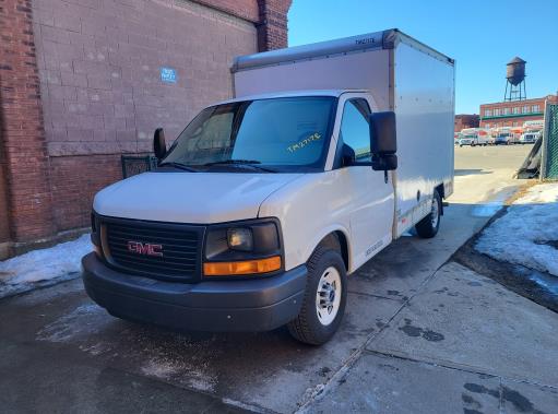 Camion usagé avec fourgon 2013 10 pi à vendre