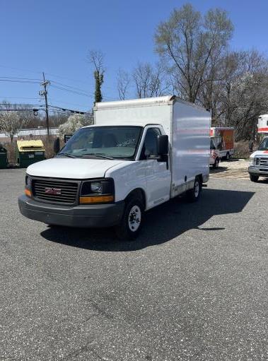 Camion usagé avec fourgon 2013 10 pi à vendre