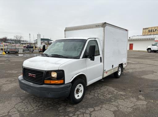 Camion usagé avec fourgon 2012 10 pi à vendre