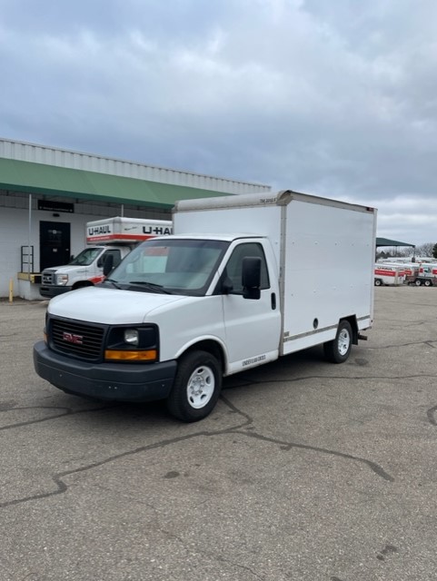 Camion usagé avec fourgon 2012 10 pi à vendre