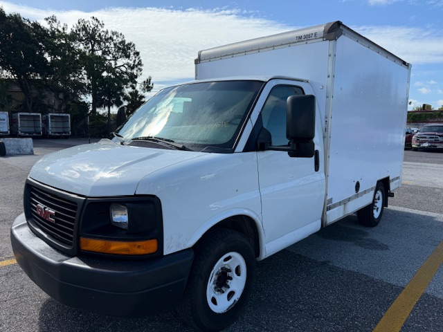 Camion usagé avec fourgon 2013 10 pi à vendre