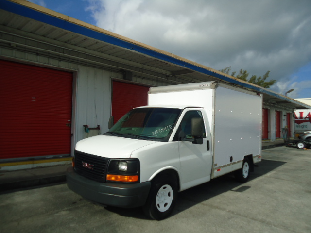 Camion usagé avec fourgon 2013 10 pi à vendre