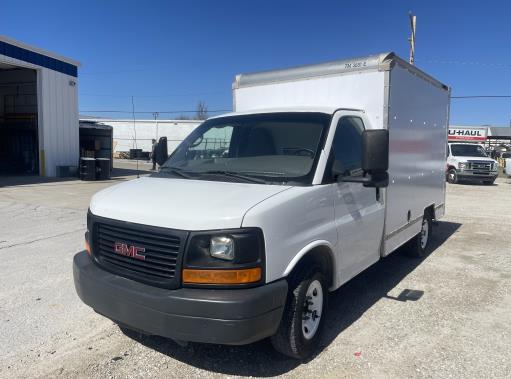 Camion usagé avec fourgon 2013 10 pi à vendre